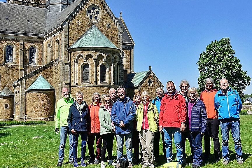 Brieftauben-Gruppe vor dem Artländer Dom in Ankum Herrliches Wetter begleitete den Besuch der Ankumer Kirche St. Nikolaus (Artländer Dom)
