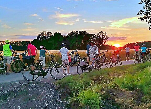 Auf dem Rückweg nach Sendenhorst erlebte die Gruppe einen Bilderbuch-Sonnenuntergang
