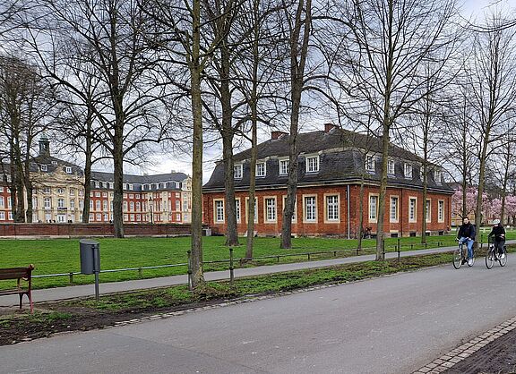 Promenade vor dem Schloss