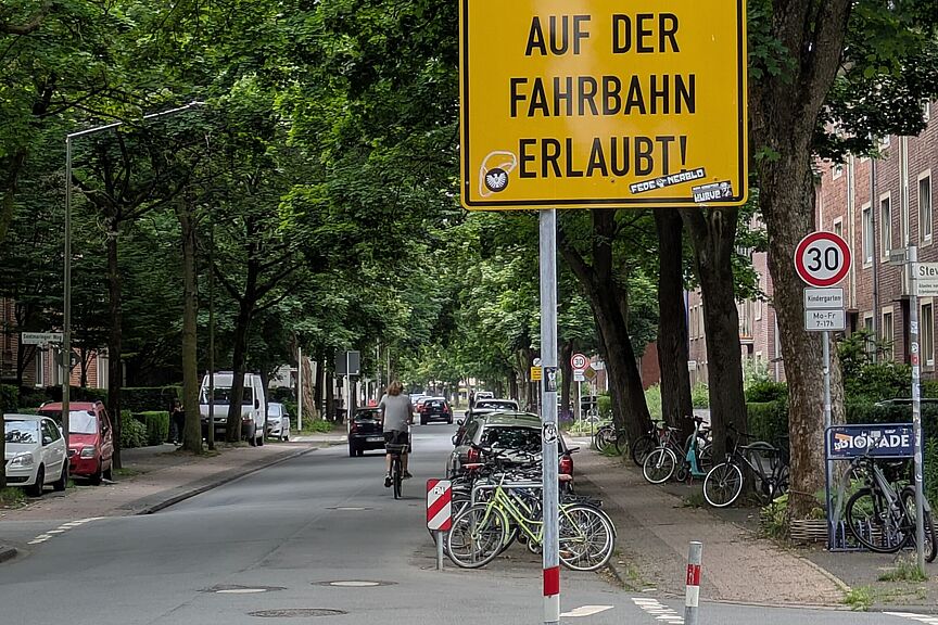 Radfahren auf der Fahrbahn erlaubt Schild "Radfahren auf der Fahrbahn erlaubt"