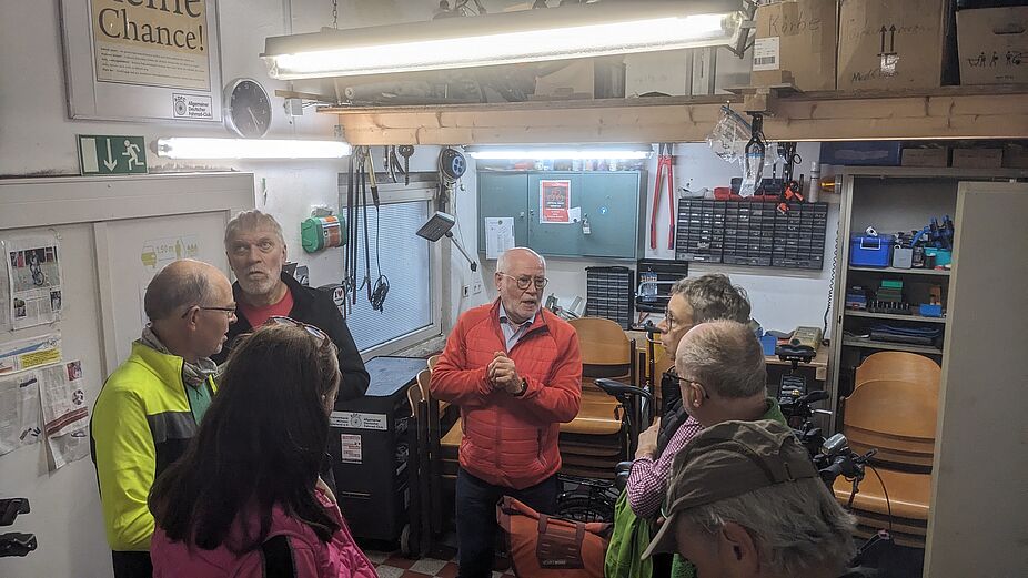 Hermann Holzapfel erklärte den Osnabrückern die Leezenküche Hermann Holzapfel erklärte den Osnabrückern die Leezenküche