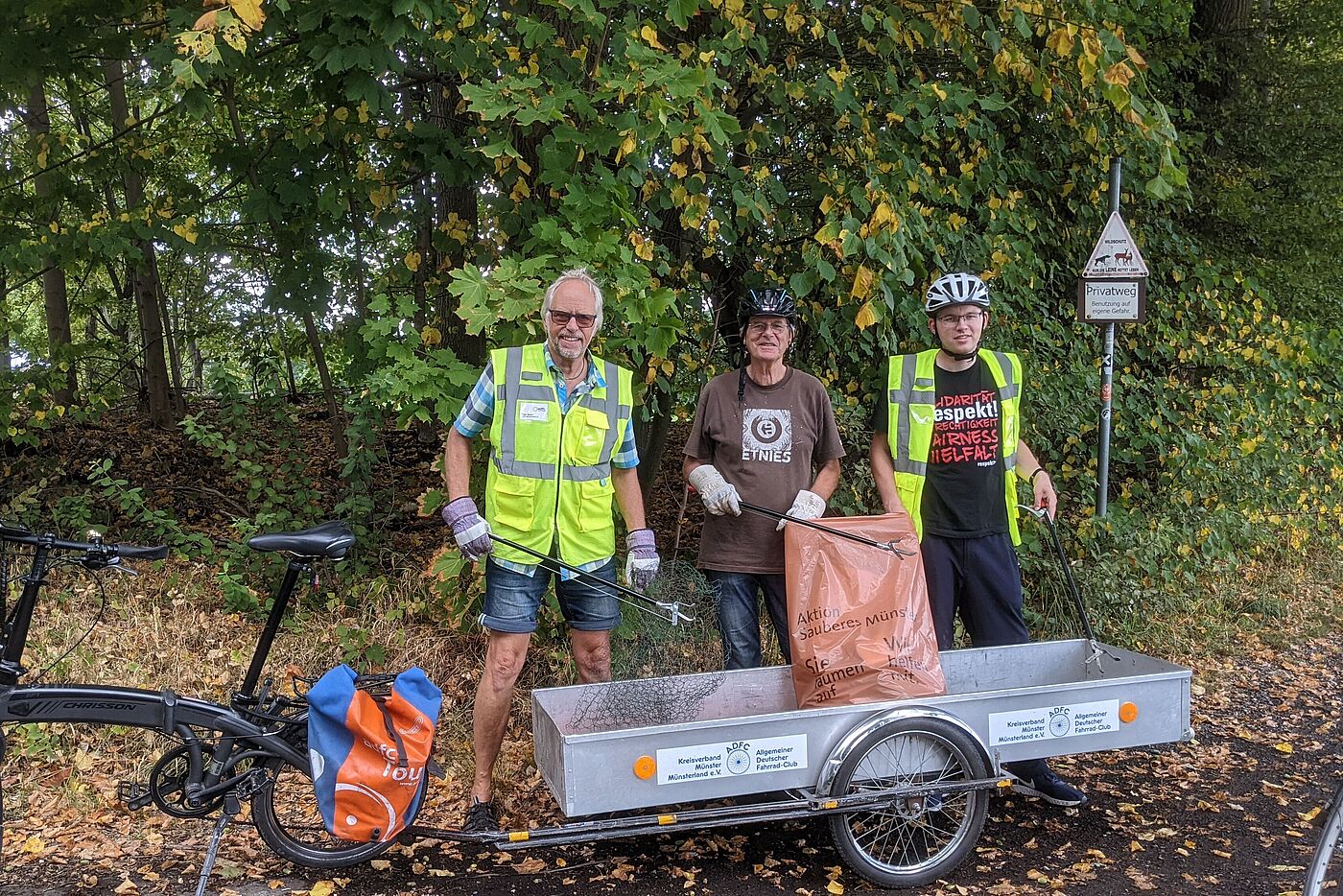 Das Team vor dem langen Anhänger. Lars Gremme, Norbert Bieder und Peter Wolter (v.r.)