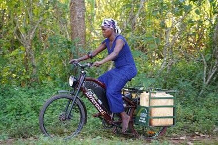 Frau mit Wasserkanister Frau transportiert Wasserkanister auf EBike
