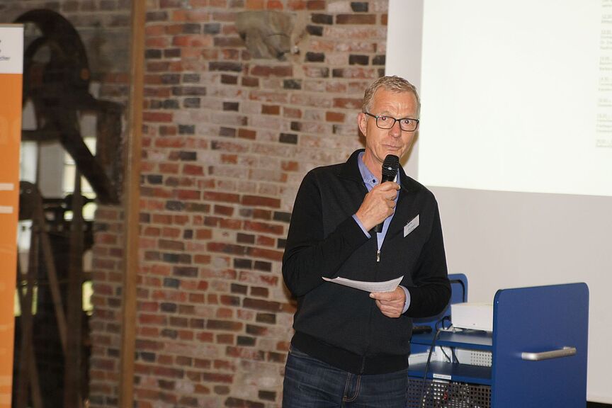 Helmut Holtkamp begrüßt die Radtourenleiter*innen