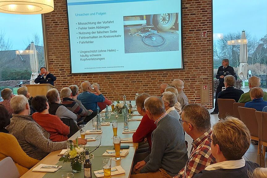 Vollbesetztes Plenum Vollbesetztes Plenum