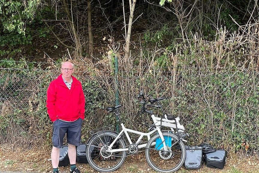 Michael wartend vor dem defekten zusammengeklappten Tandem Michael wartend vor dem defekten zusammengeklappten Tandem