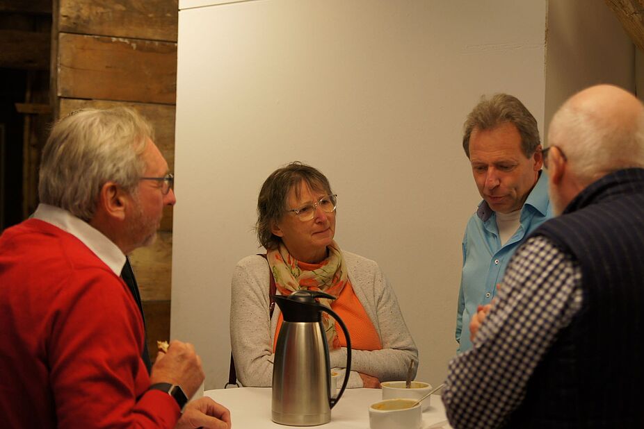 Finanzvorstand Jürgen Hupe (2.v.r.) im Austausch mit Teilnehmern Finanzvorstand Jürgen Hupe (2.v.r.) im Austausch mit Teilnehmern