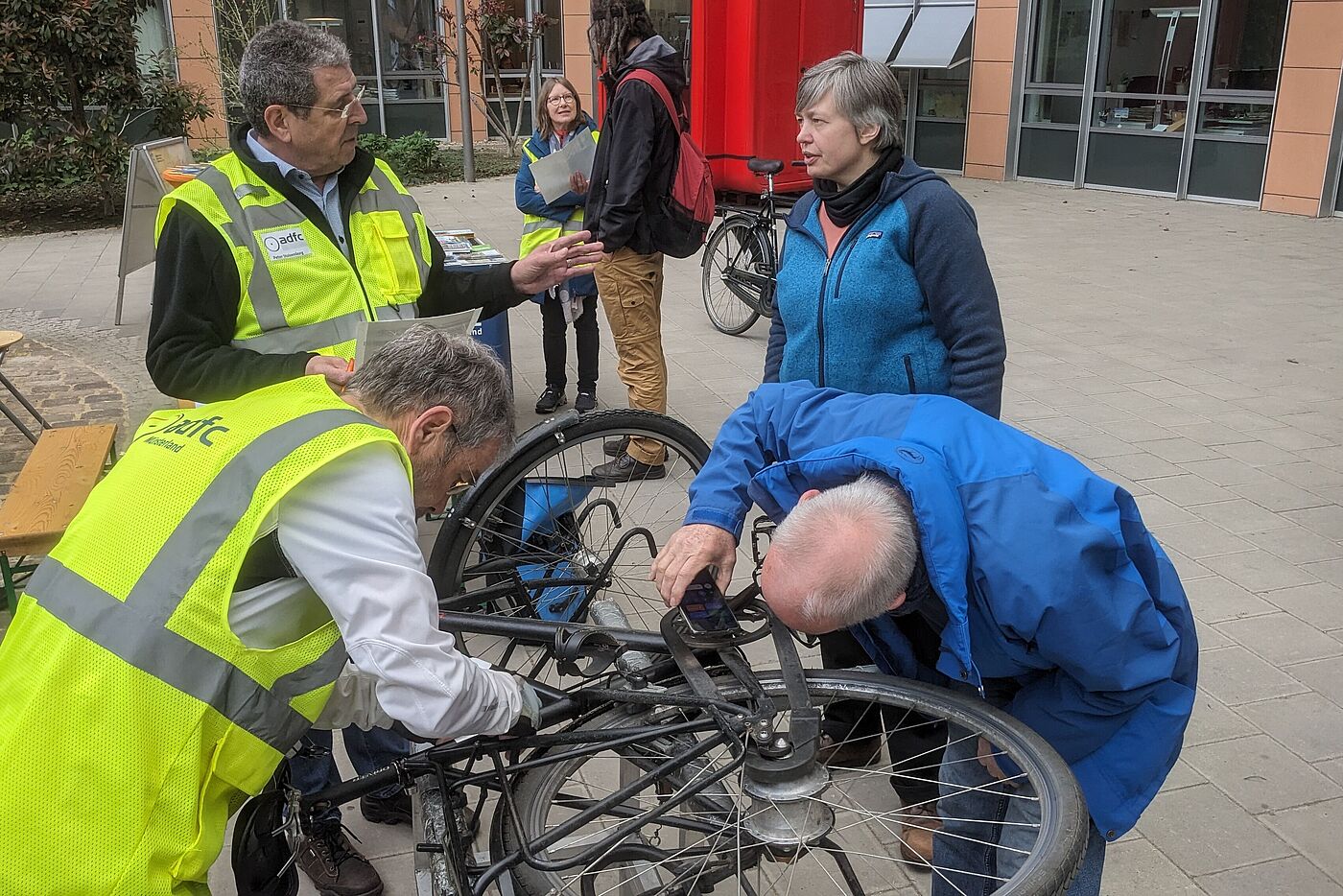 Ulla und Dieter (rechts) sind zum Üben gekommen