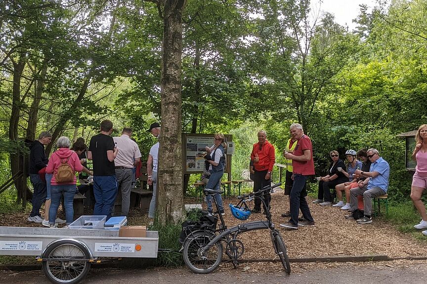 An der Biologischen Station gab es alles was der kleine Anhänger hergab. Bänke, gekühlte Getränke, Kaffee, Gebäck und Geschenke. An der Biologischen Station gab es alles was der kleine Anhänger hergab. Bänke, gekühlte Getränke, Kaffee, Gebäck und Geschenke.