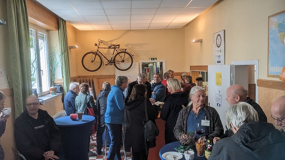 Der Clubraum füllte sich Der Clubraum füllte sich