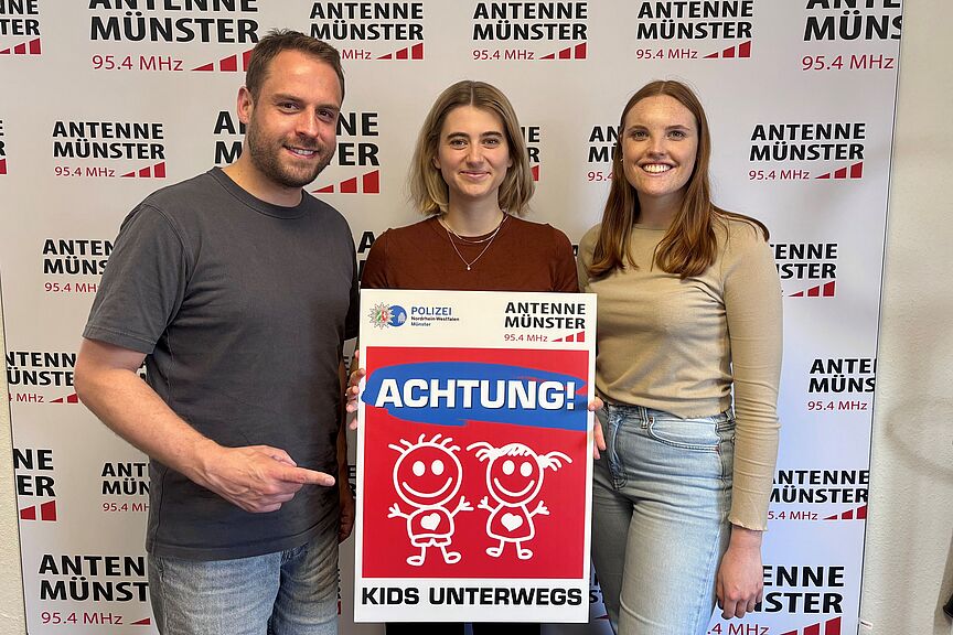 Verkehrsschildaktion Tino Tiede (ANTENNE MÜNSTER), Luisa Baier (Polizei), Malena Stöhler (ANTENNE MÜNSTER)