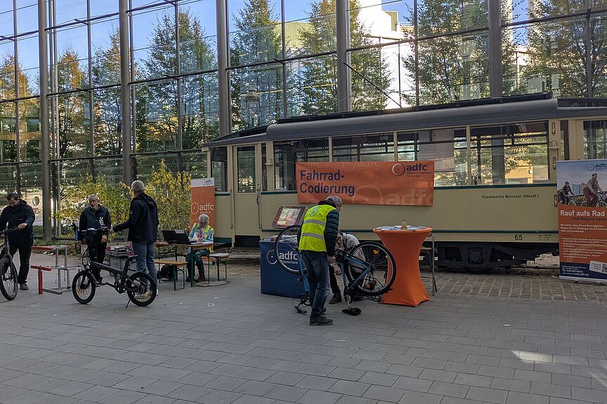 Fahrradcodierung vor der Straßenbahn Fahrradcodierung vor der Straßenbahn