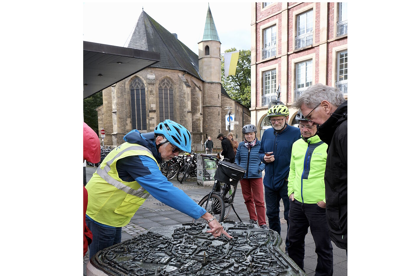 Peter Wolter bei der Erklärung über dem Diorama der Stadt