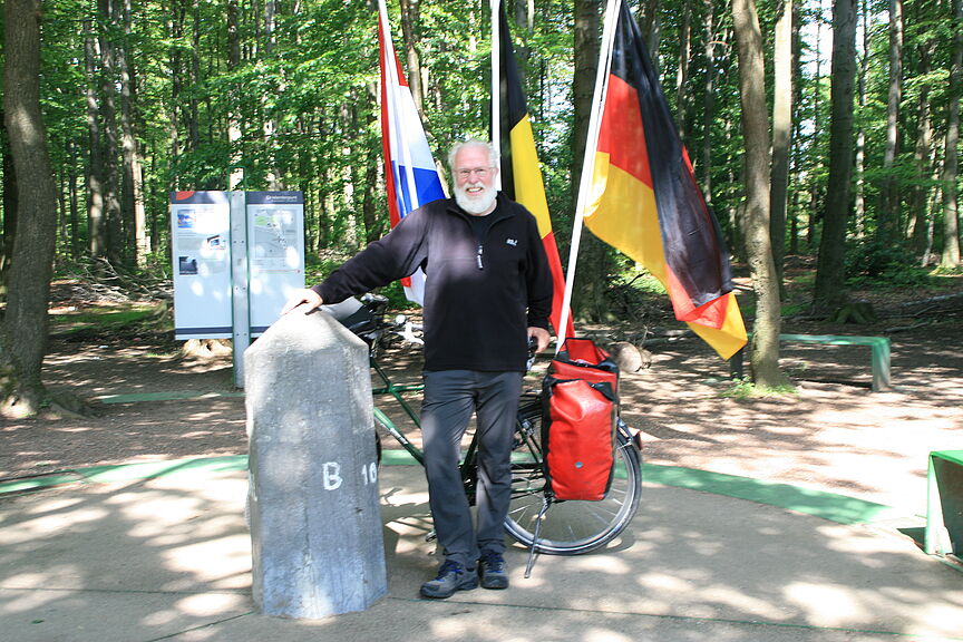 Manfred Terhardt mit einem Grenzstein