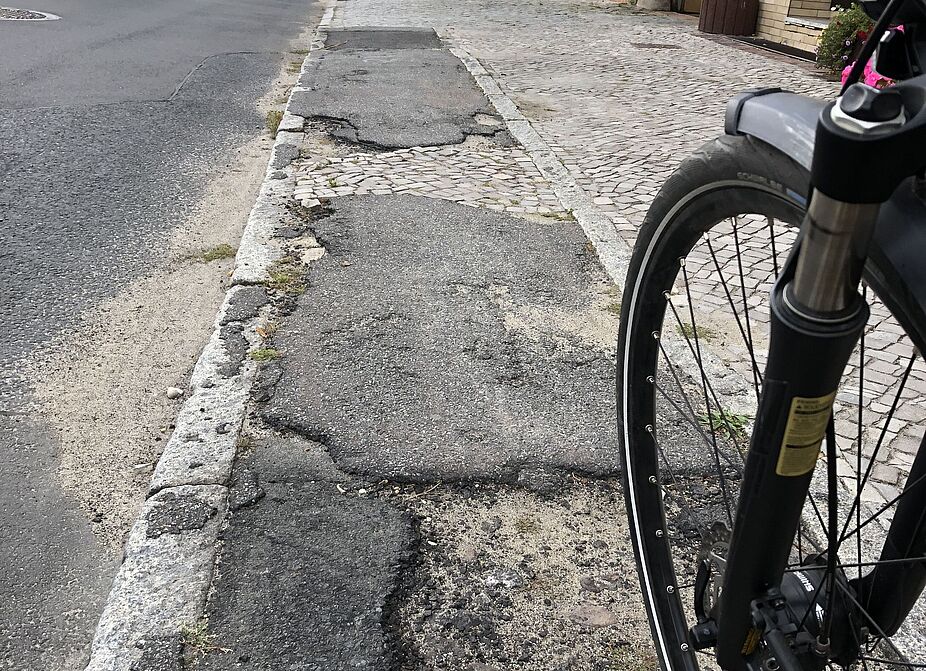 Sanierungsbedürftiger Radweg Sanierungsbedürftiger Radweg
