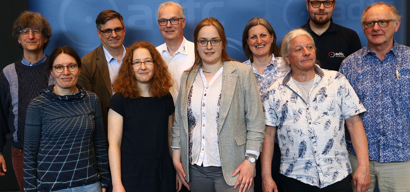 Landesvorstand 2025 Der Landesvorstand des ADFC NRW, bestehend aus 10 Personen, steht vor einer Stellwand mit ADFC-NRW-Branding.