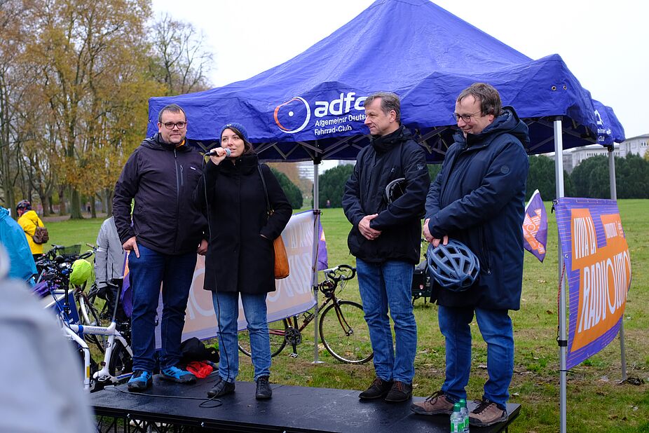 2023_11_RSV-Demo_ADFC-NRW__164_.JPG Radschnellweg: Zeit gewinnen, sicher fahren!
