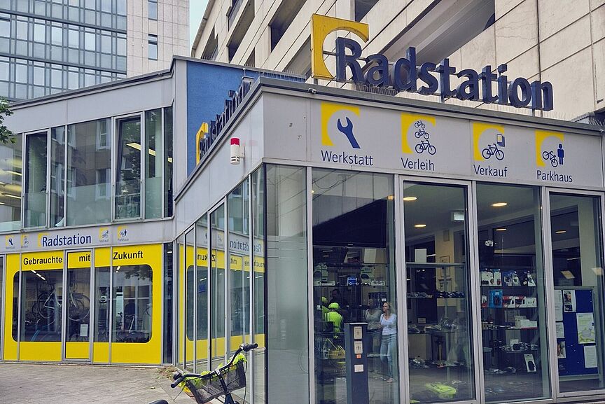 Radstation Düsseldorf Die Radstation am Düsseldorfer Hauptbahnhof, im Vordergrund steht ein Fahrrad an einen Beton-Poller gelehnt
