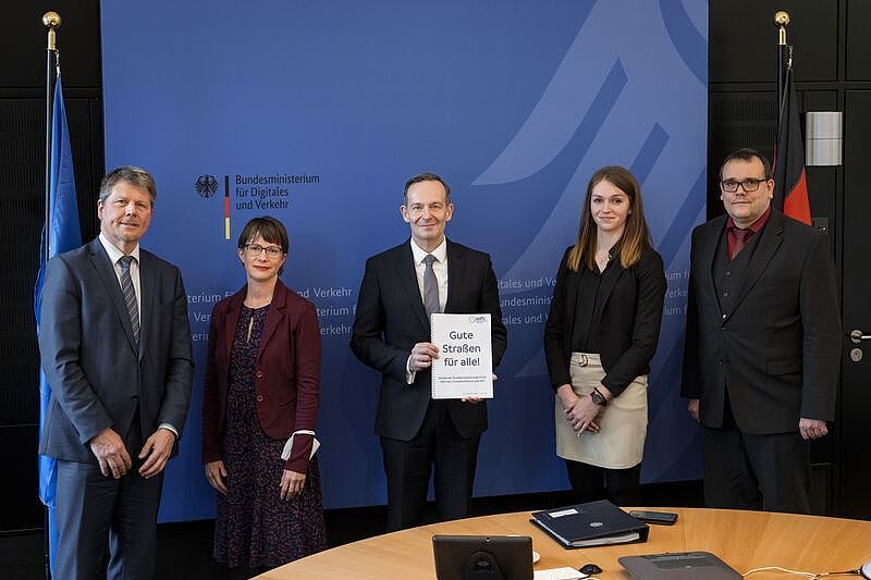 Bundesverkehrsminister Dr. Volker Wissing bekam Besuch einer ADFC-Delegation, die ihm bei der Gelegenheit auch das Gute-Straßen-für-alle-Gesetz überreichte. 