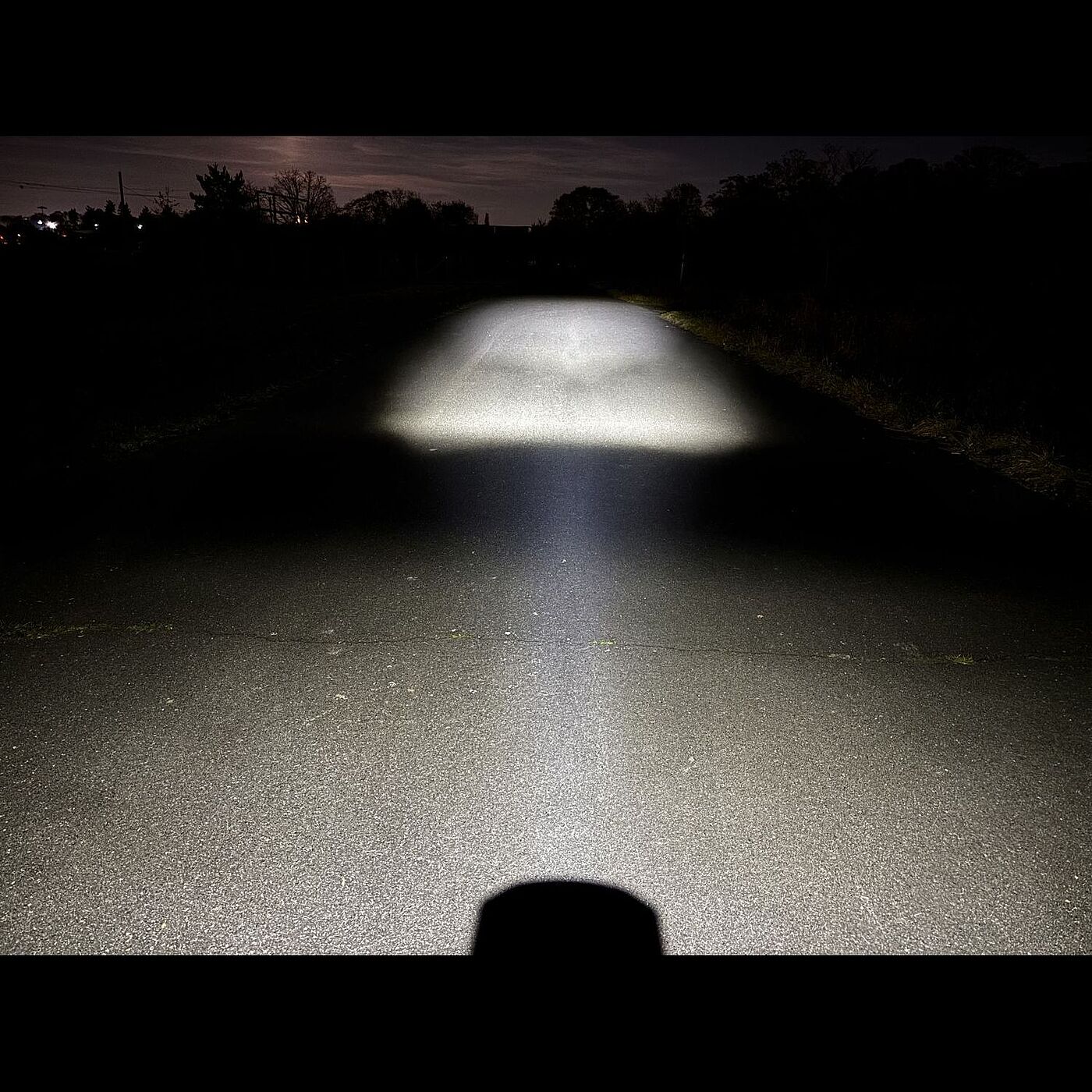 Lichtkegel der Aldi-Leuchte in dunkler Umgebung. 