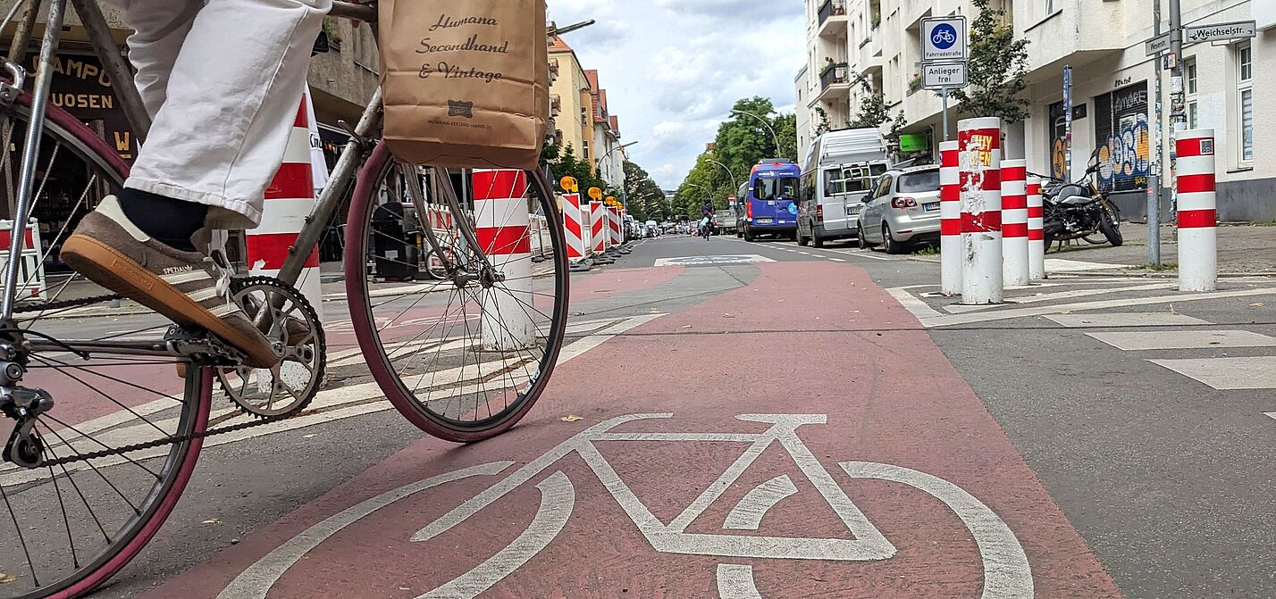 Fahrradstraße mit Modalem Filter zum Schutz vor Durchgangsverkehr Fahrradstraße mit Modalem Filter zum Schutz vor Durchgangsverkehr