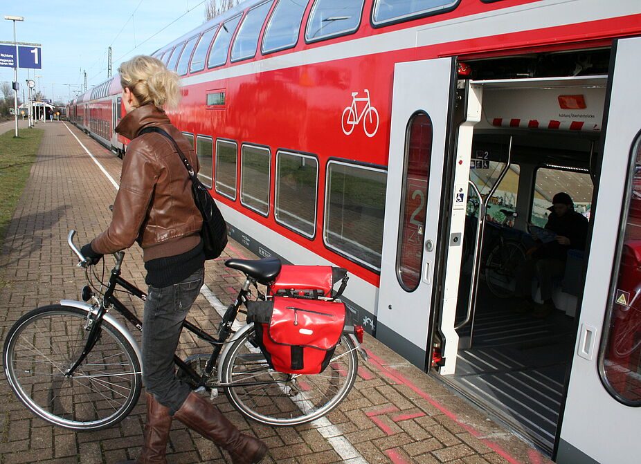Fahrradmitnahme in der Bahn Frau mit Rad steigt aus Regionalzug