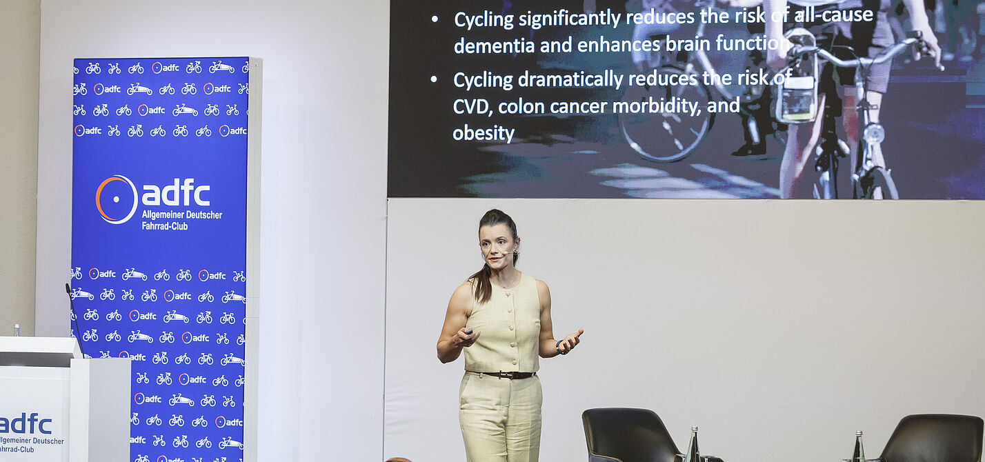 ADFC-Symposium "Gesundheit x Mobilität", Key-Note-Speakerin Prof. Dr. Meredith Glaser vom Urban Cycling Institute ADFC | Symposium „GESUNDHEIT × MOBILITÄT — RADVERKEHR ALS
INVESTITION IN UNSERE ZUKUNFT“ am 14. Oktober 2026